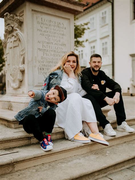 Čiernobiela fotografia Hany Závodnej s manželom a novorodeným synom