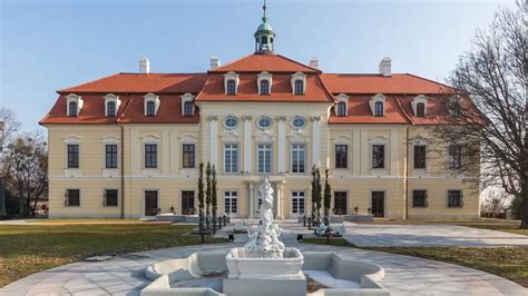 Záber na exteriér historického kaštieľa Theresia Chateau obklopeného anglickým parkom