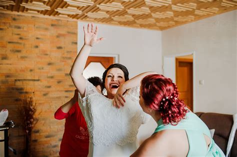 Fotograf zachytávajúci emócie a detaily svadobného dňa