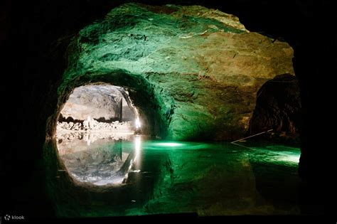 Panoramatická fotografia podzemného jazera Seegrotte s loďkami a odrazmi svetla