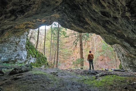 Fotografia vstupu do menšej, voľne prístupnej jaskyne