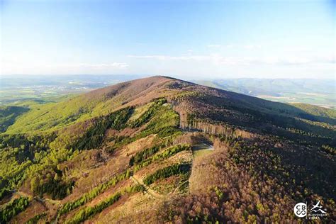Panoramatická fotografia Považského Inovca s jarnou prírodou