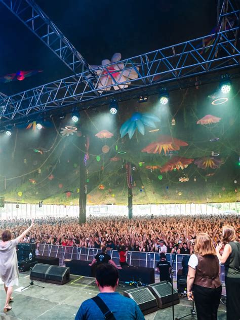 Záber na dav fanúšikov pred hlavným pódiom na metalovom festivale