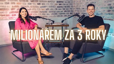 Tematická fotografia: Rečník pri mikrofóne na pódiu pred publikom na kozmetickej udalosti