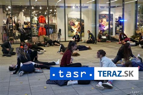 Fotografia: Členovia poroty udeľujú body na kozmetickej súťaži
