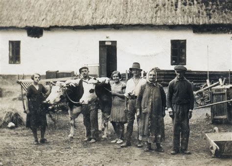 Foto: Položenie vencov a makov k pamätníku