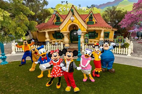 Tematická ilustrácia dospelých v vianočných overaloch s Mickey Mouse