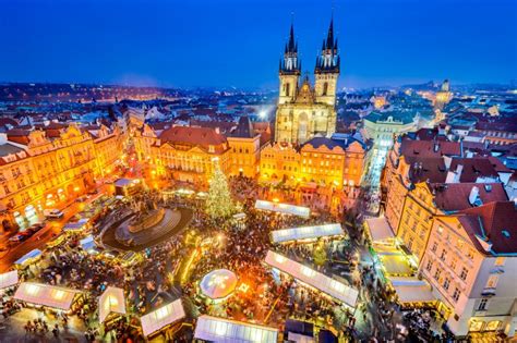 Námestie Prešova počas vianočných trhov s historickými budovami a rozžiarenými stánkami