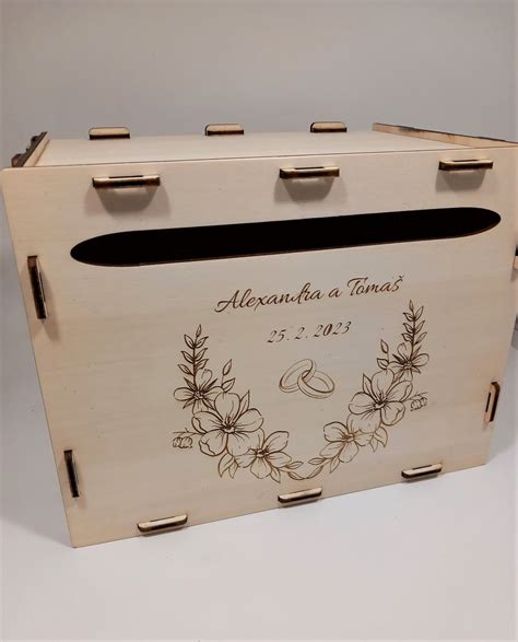ilustračná fotografia elegantnej svadobnej krabice na finančné dary umiestnenej na svadobnom stole