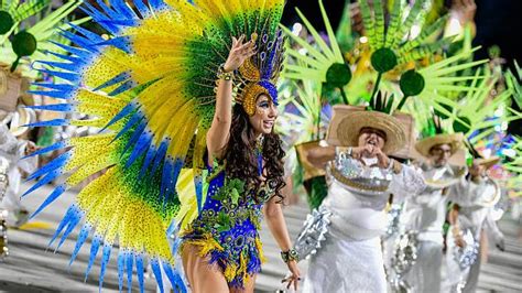 Panoramatická fotografia: Karneval v Riu de Janeiro s tanečníkmi samby a farebnými alegorickými vozmi