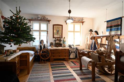 Tematické foto: útulná obývačka s vianočnou výzdobou, rodina sledujúca film