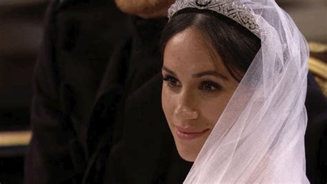 Meghan Markle vo svadobných šatách s tiarou a dlhým závojom