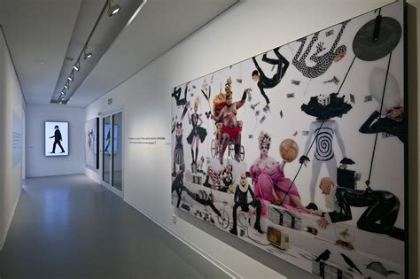 Inštalácia výstavy v priestoroch Kunsthalle v Košiciach s vystavenými archívnymi dokumentmi a interaktívnymi kioskami.