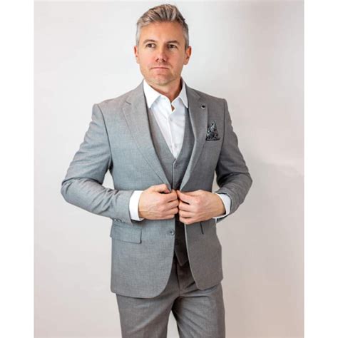 Infografika znázorňujúca kľúčové prvky svadobného obleku: sako, vesta, nohavice, košeľa a doplnky