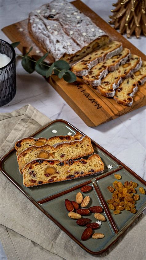 Ilustrácia tradičného štedrovečerného stola s vianočkou, ovocím a oblátkami