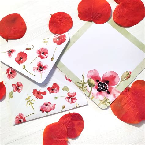 Tematická fotografia vianočného dopisného papiera s obálkou a perom