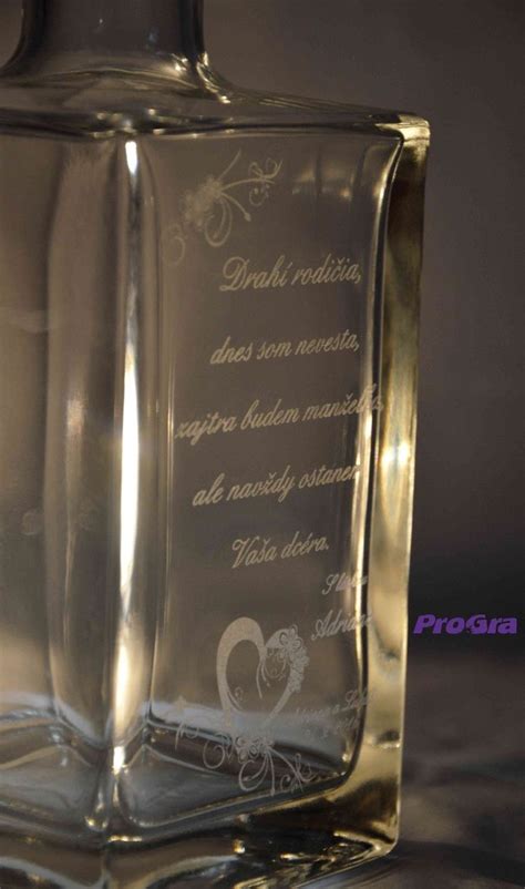 Fľaša kvalitného tmavého rumu s vianočným punčom na pozadí