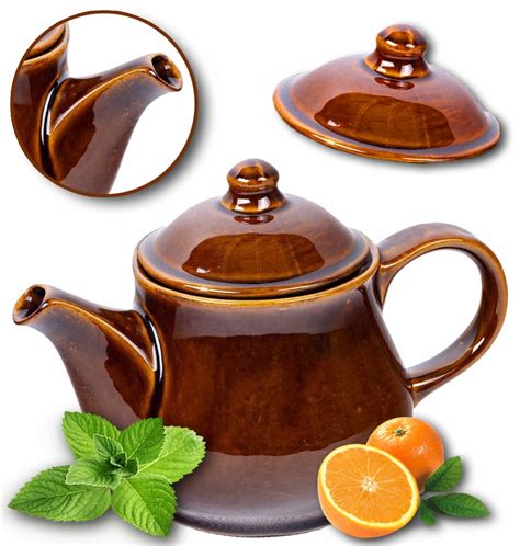 Tradičná sklenená alebo keramická punčová misa s naberačkou a pohármi