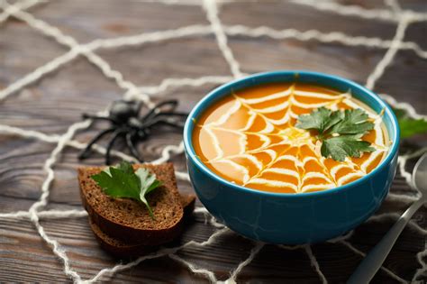 kreatívne halloweenske jedlo, napríklad múmie párky v rožku