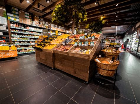 Interiér predajne Merkury Market s vystaveným tovarom pre dom a záhradu