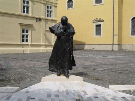 Socha Jána Pavla II. v meditačnej polohe