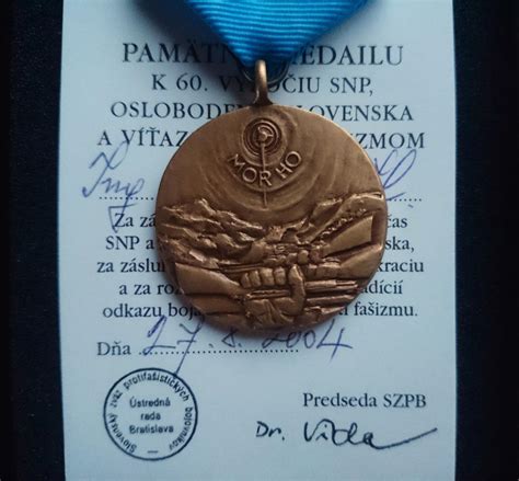 Fotografia dobových propagačných predmetov k výročiu SNP