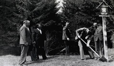 Staré fotografie: Osadenie prvého značenia NAPANT na Táloch (1979) a označovanie Prírodnej rezervácie Meandre Hrona (1980)