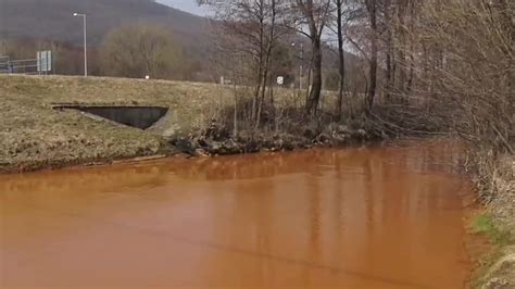 Pravoslávny kňaz posväcuje vody rieky