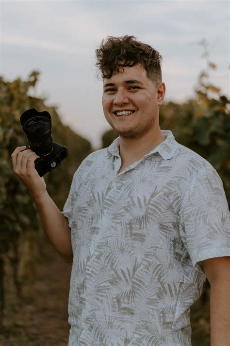 Fotograf Branko Šranko s fotoaparátom v akcii na svadbe, zachytávajúci emócie