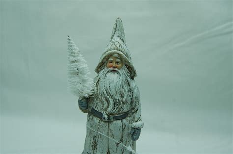 Dedo Mráz a Snehulienka s darčekmi