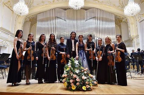Ilustračná fotografia študentov na stužkovkovej slávnosti