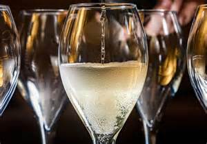 Ilustračná fotografia rôznych fliaš šumivých vín a pohárov s bublinkami