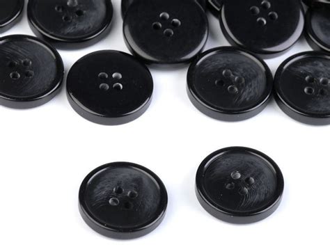 Detailný záber na leštenú mosadznú plochu svietnika s jemnou patinou