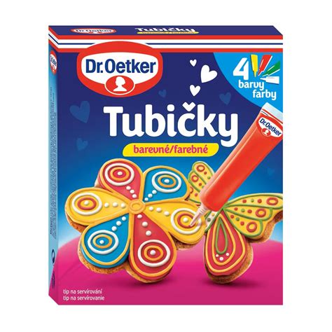 Zdobenie upečeného tvarohového baránka.