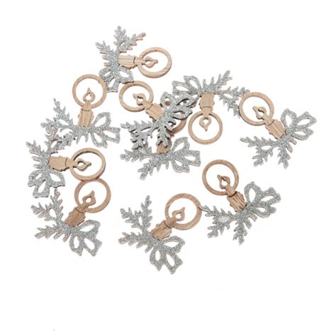 Rôznorodé vianočné ozdoby z rôznych materiálov: sklo, drevo, kov, plast.