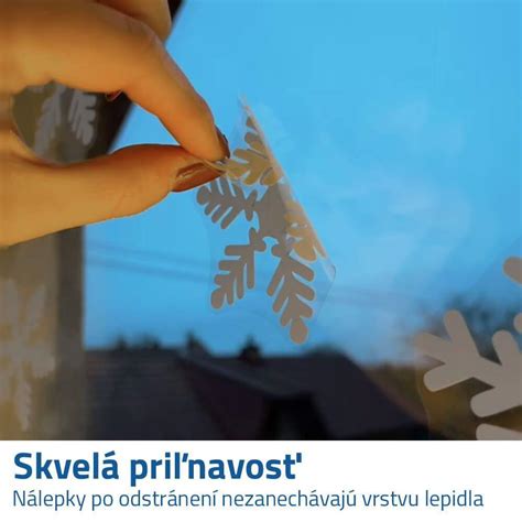 Deti lepia papierové snehové vločky na okno triedy