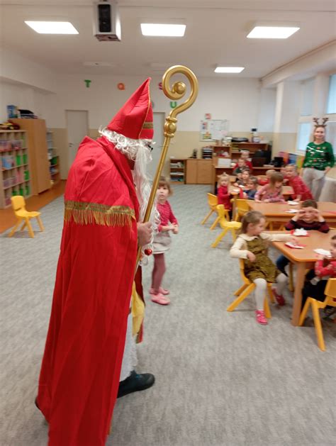 Mikuláš s anjelom a čertom obdarúva deti v materskej škole