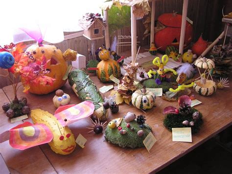 Ukážka rôznych halloweenských dekorácií vyrobených z papiera a prírodných materiálov