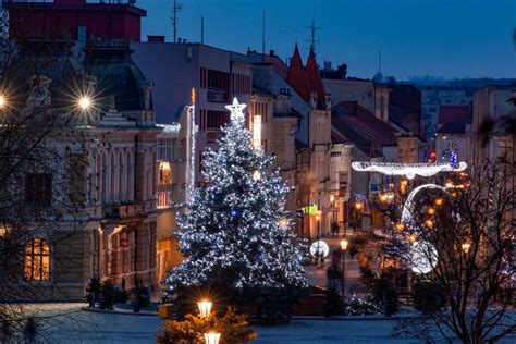 Záber na drážďanskú vianočnú pyramídu a vianočné stánky na Altmarkte