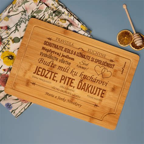 detail personalizovaného dreveného svadobného boxu s gravírovaním