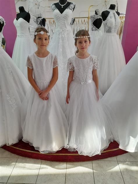 Koláž rôznych štýlov šiat na prijímanie: od jednoduchých minimalistických až po bohato zdobené 