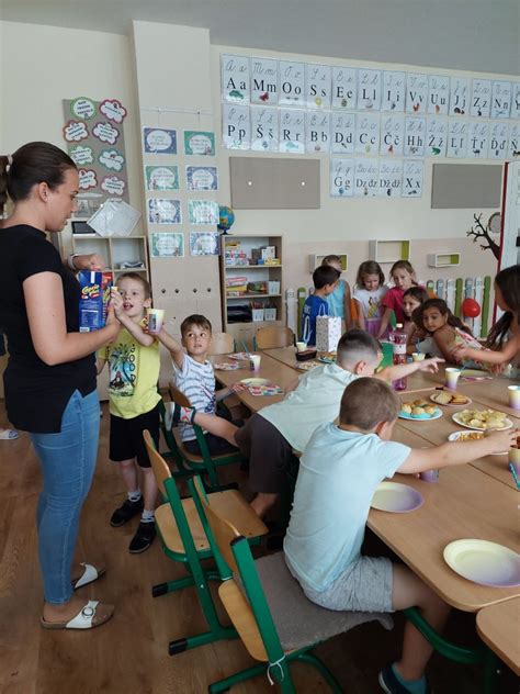 kolektívna fotografia žiakov s triednou učiteľkou na rozlúčke v triede