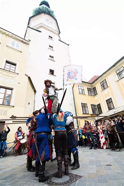 ilustračná grafika symbolizujúca odovzdávanie vedomostí a otváranie brán poznania