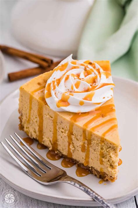 pumpkin spice cheesecake ozdobený šľahačkou
