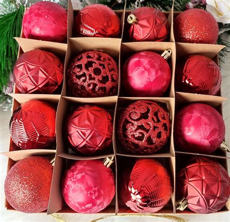 Rôzne prevedenia ružových vianočných gúľ (lesklé, trblietavé, s ornamentom, s námrazou) s priemerom 6 cm