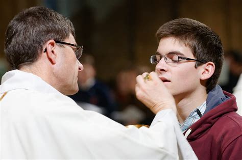 Ilustračná fotografia detí prijímajúcich Eucharistiu počas svätej omše.