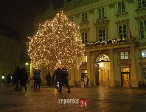 Vianočný stromček s neobvyklým tvarom na Hviezdoslavovom námestí, o ktorom sa diskutovalo