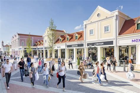 Letecký pohľad na nákupné centrum Designer Outlet Parndorf s charakteristickou architektúrou