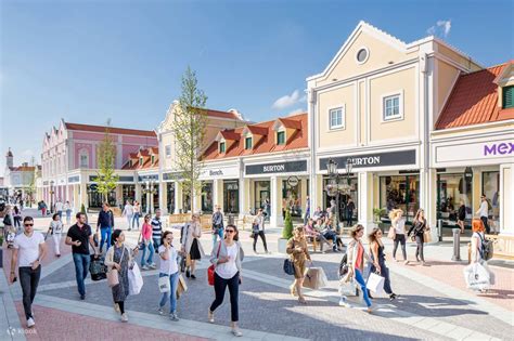 Infografika zobrazujúca rozloženie obchodov a zón v Designer Outlet Parndorf
