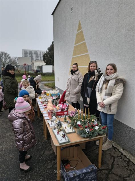 Fotografia detí vyrábajúcich vianočné ozdoby v materskej škole